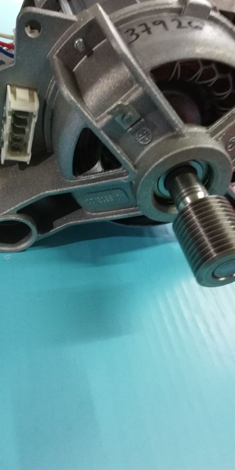 MOTOR LAVADORA AEG, ELECTROLUX, ZANUSSI, 195V, 300 HEZCIOS, 17500RPM, DIAMETRO POLEA 25MM, 12 ESTRIAS, DISTANCIA AMARRE  185/170MM, 3792613154 - Imagen 2