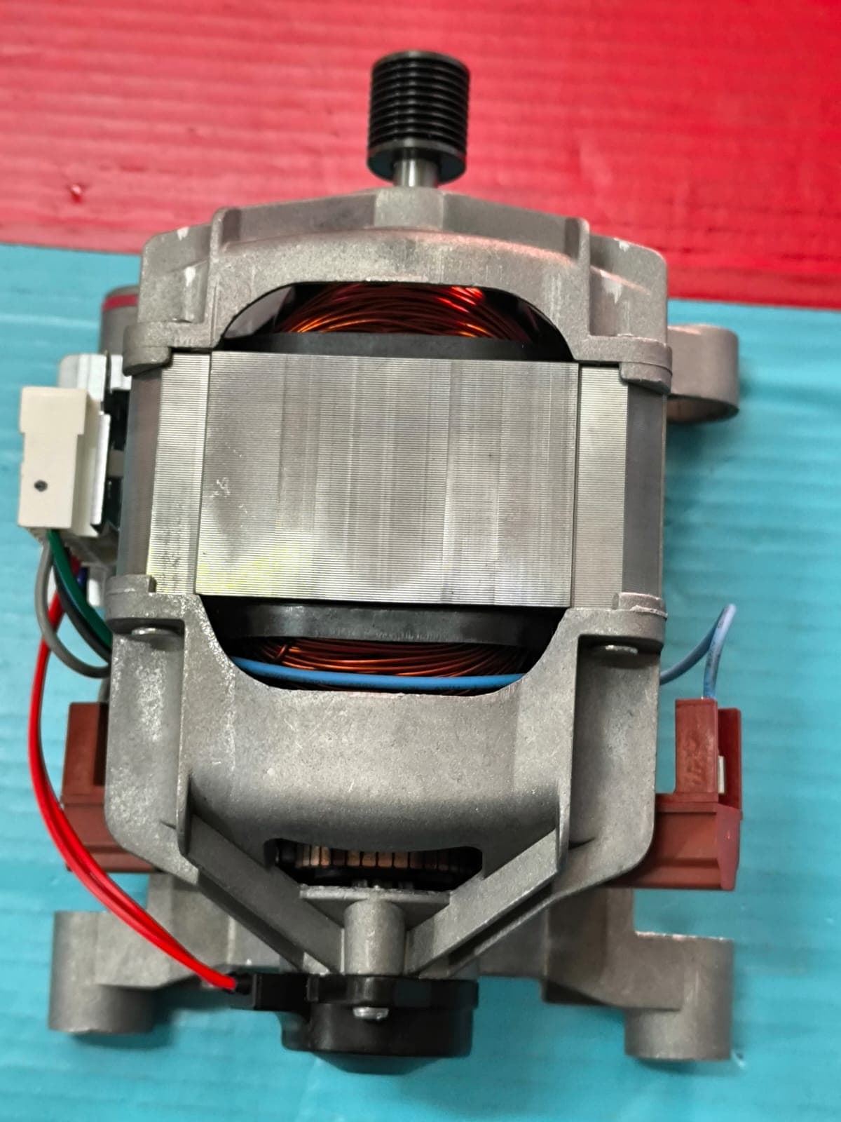 MOTOR LAVADORA QILIVE, MIDEA, MOTOR ESCOBILLAS 9 CABLES, 220V, 350/500W, 500/17000 RPM, WELLING, DIAMETRO POLEA ESTRIADA 24MM, 11002011000103 - Imagen 1