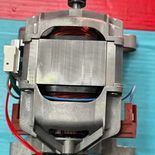 MOTOR LAVADORA QILIVE, MIDEA, MOTOR ESCOBILLAS 9 CABLES, 220V, 350/500W, 500/17000 RPM, WELLING, DIAMETRO POLEA ESTRIADA 24MM, 11002011000103 - Imagen 1