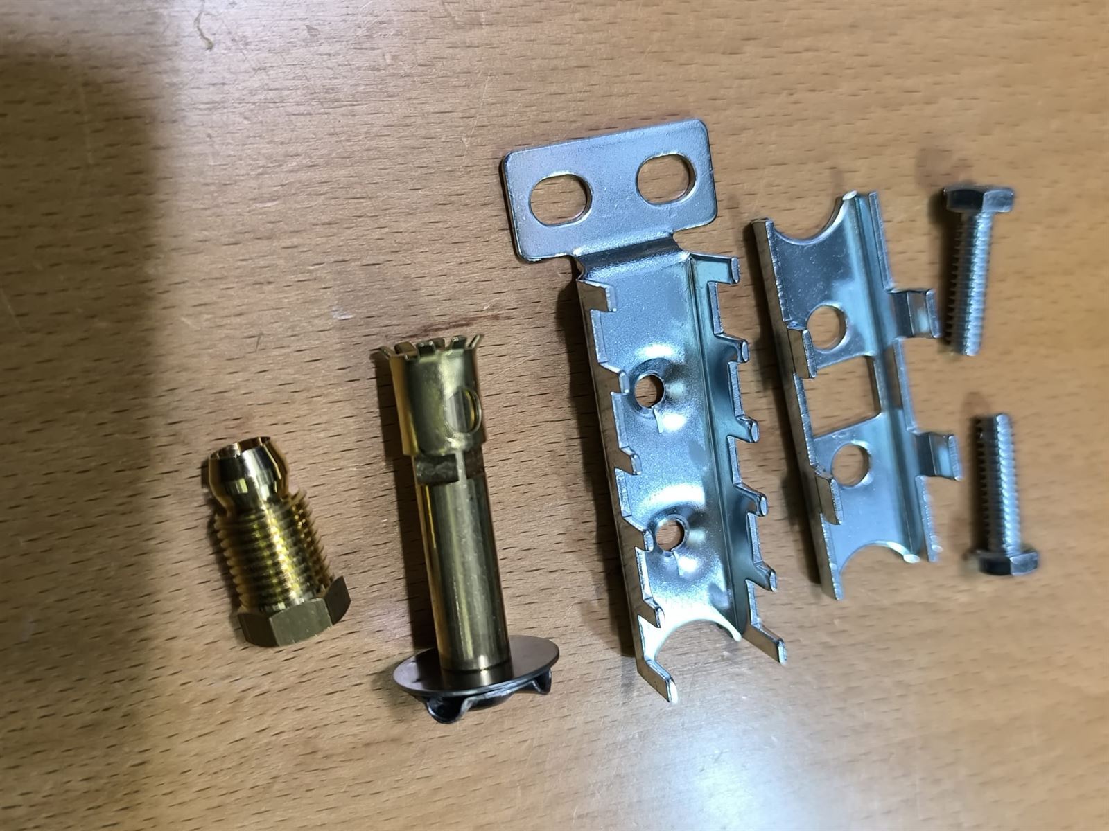 PILOTO COCINA INDUSTRIAL 2 LLAMAS, GAS LICUADO/GAS NATURAL, PARTE SUPERIOR PILOTO 2 LLAMAS+TORNILLOS+SOPORTE+TUERCA CON OVALILLO, 100045A - Imagen 1