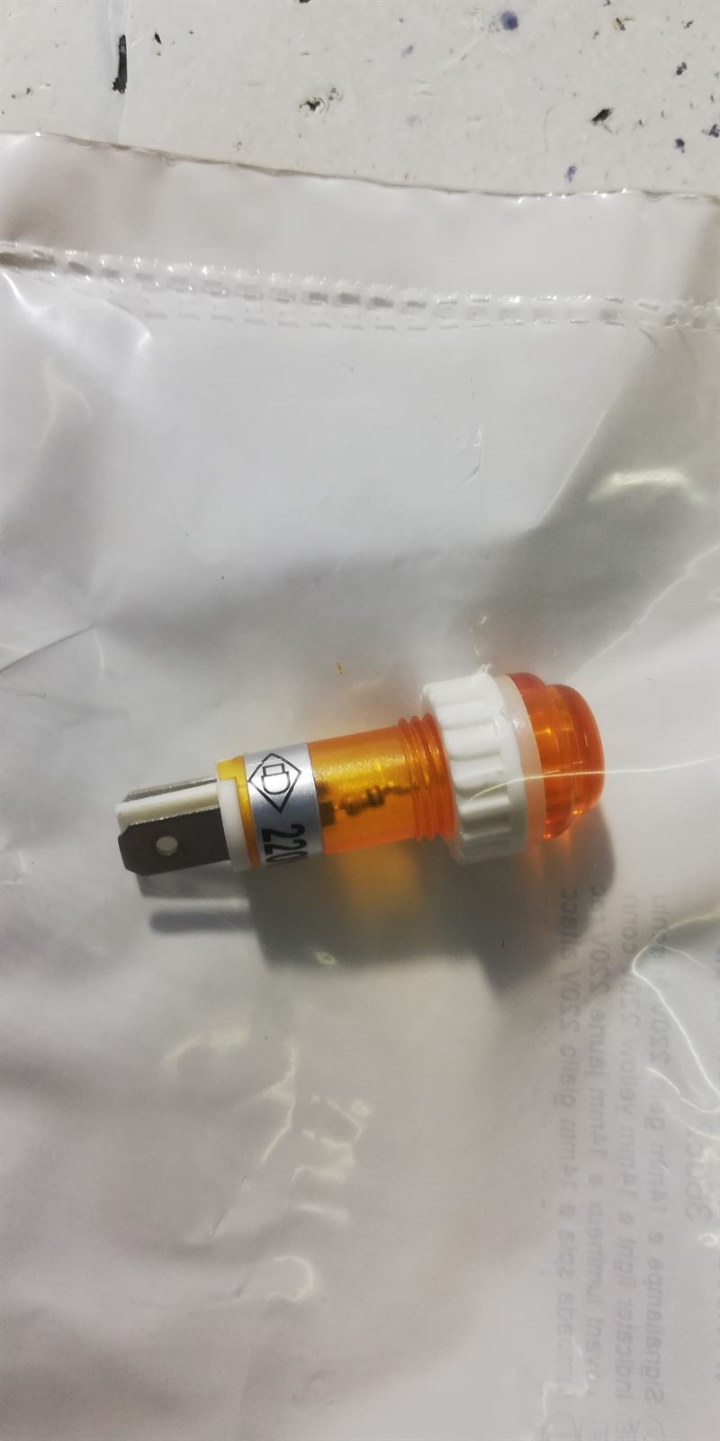PILOTO SEÑALIZACION AMARILLO CON ROSCA,  ø 14mm, 220V, empalme conector Faston 4,8mm, LARGO 35MM, 360621 - Imagen 1