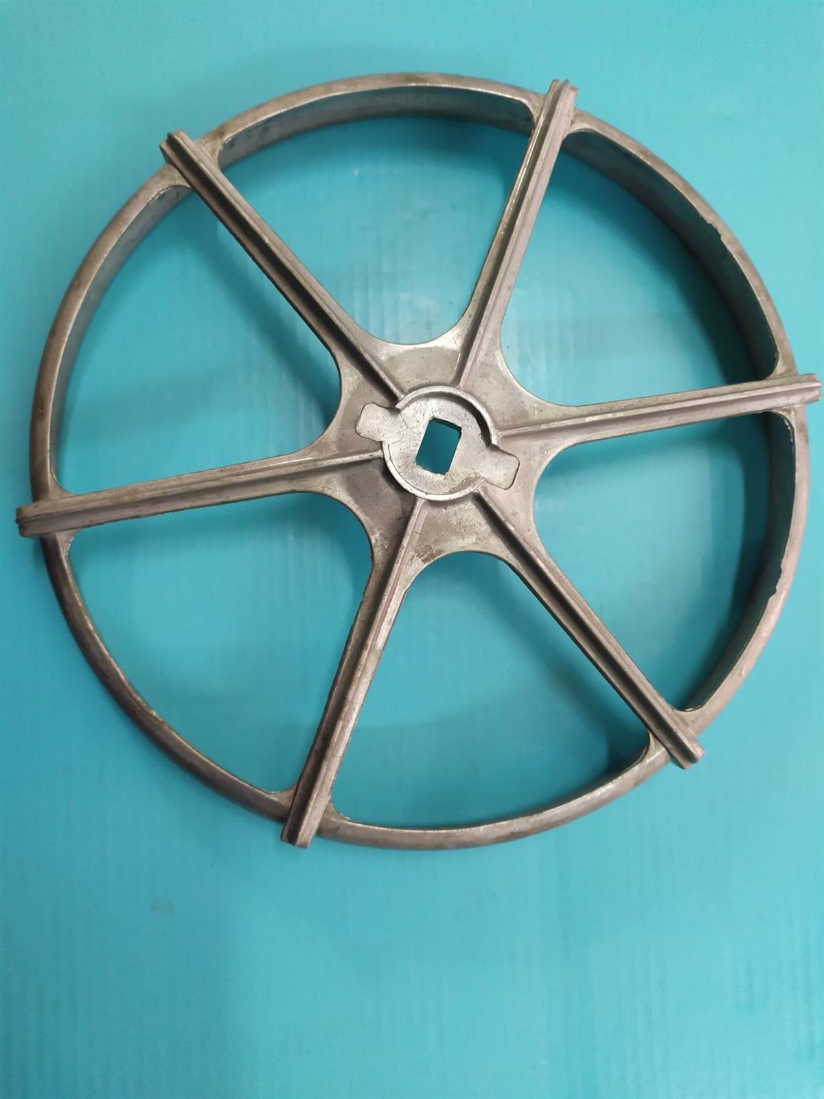 POLEA LAVADORA INDESIT, PARA CORREA PLANA ESTRIADA, DIAMETRO 317 MM, EJE 20X13 MM,  IN104532 - Imagen 1