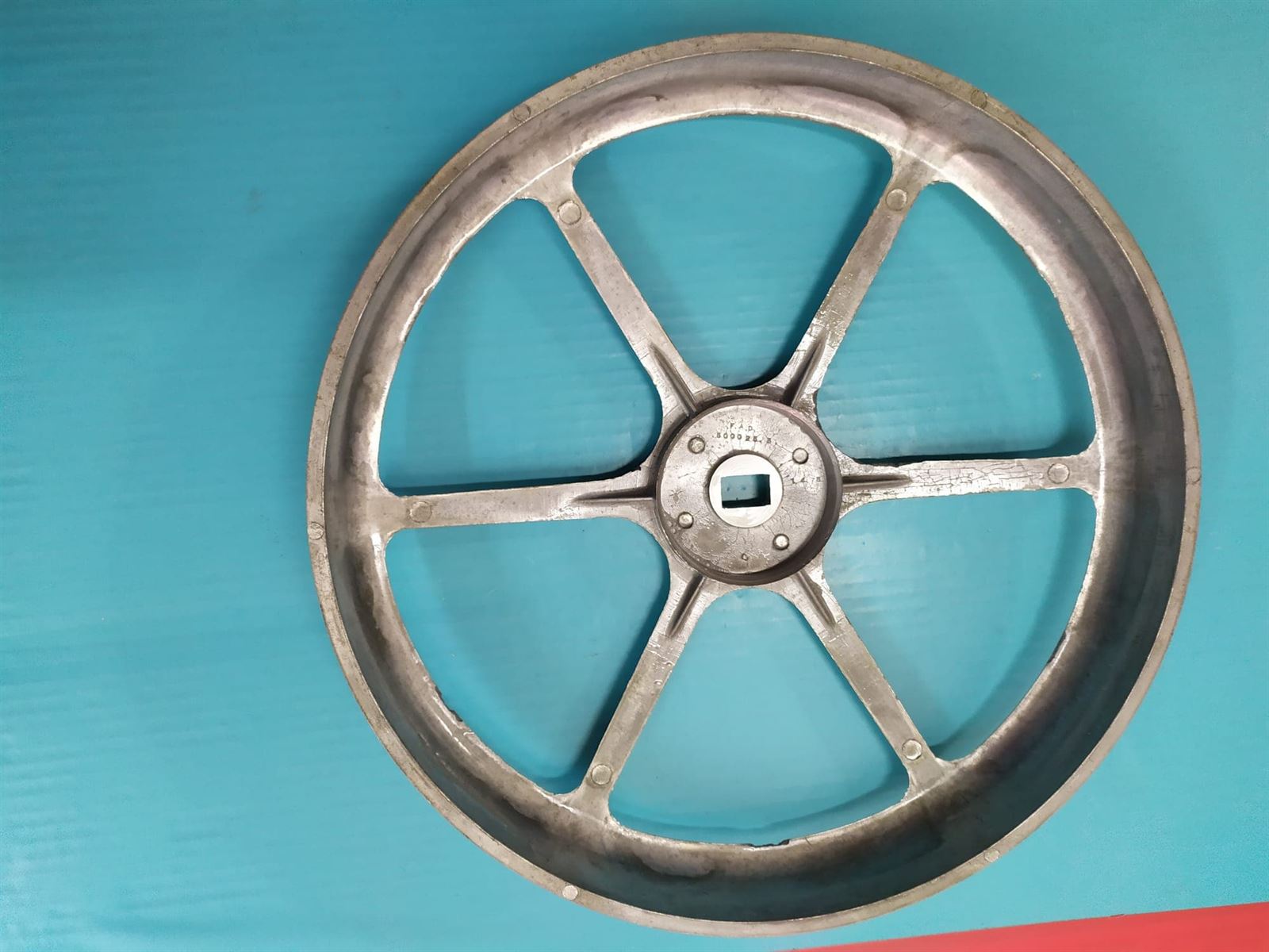 POLEA LAVADORA INDESIT, PARA CORREA PLANA ESTRIADA, DIAMETRO 317 MM, EJE 20X13 MM,  IN104532 - Imagen 2
