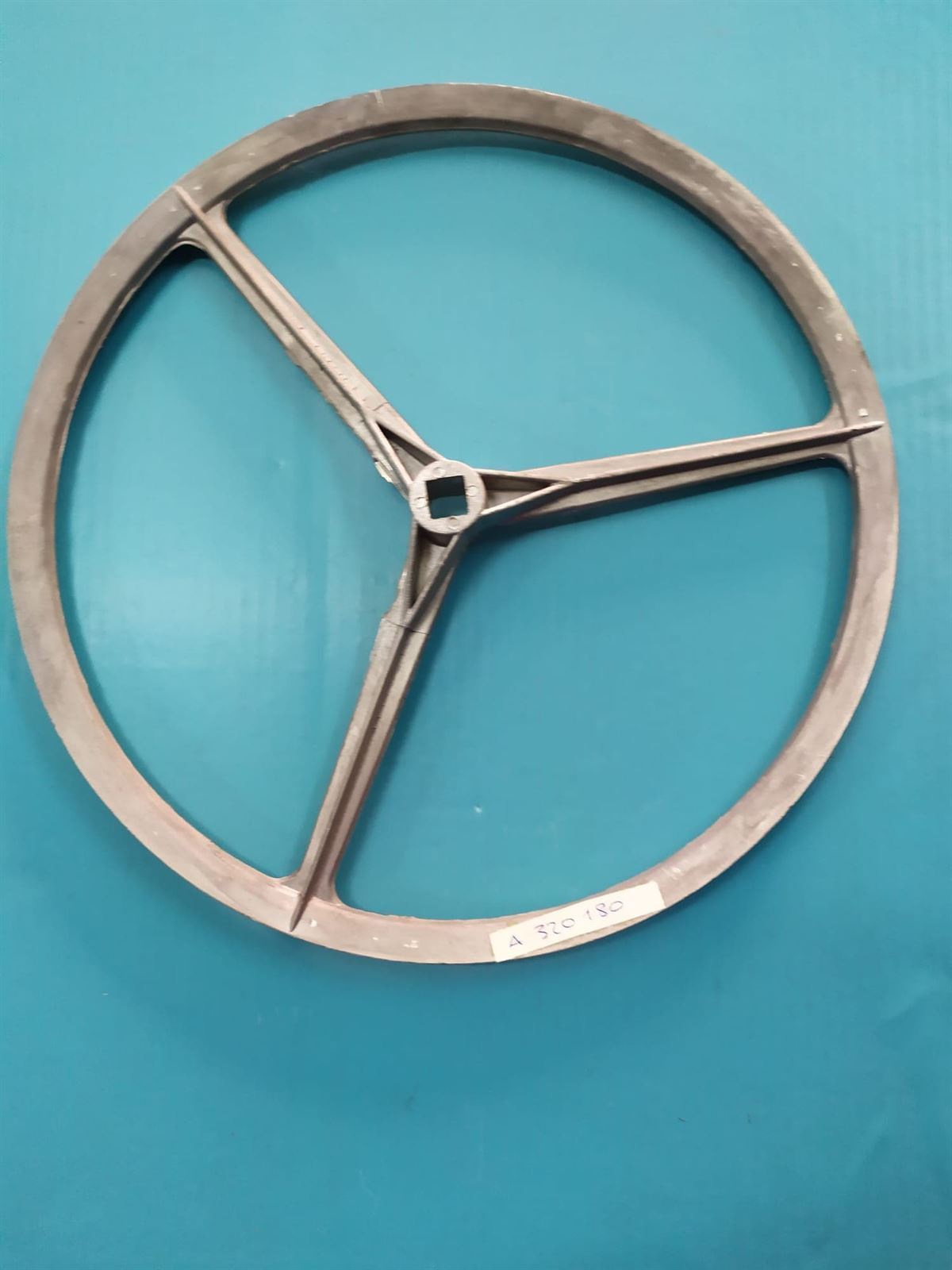 POLEA LAVADORA ZANUSSI, PARA CORREA TRAPEZOIDAL 3L, DIAMTRO 325 MM, EJE CUADRADO 14X14 MM, DL200,  A320180 - Imagen 1