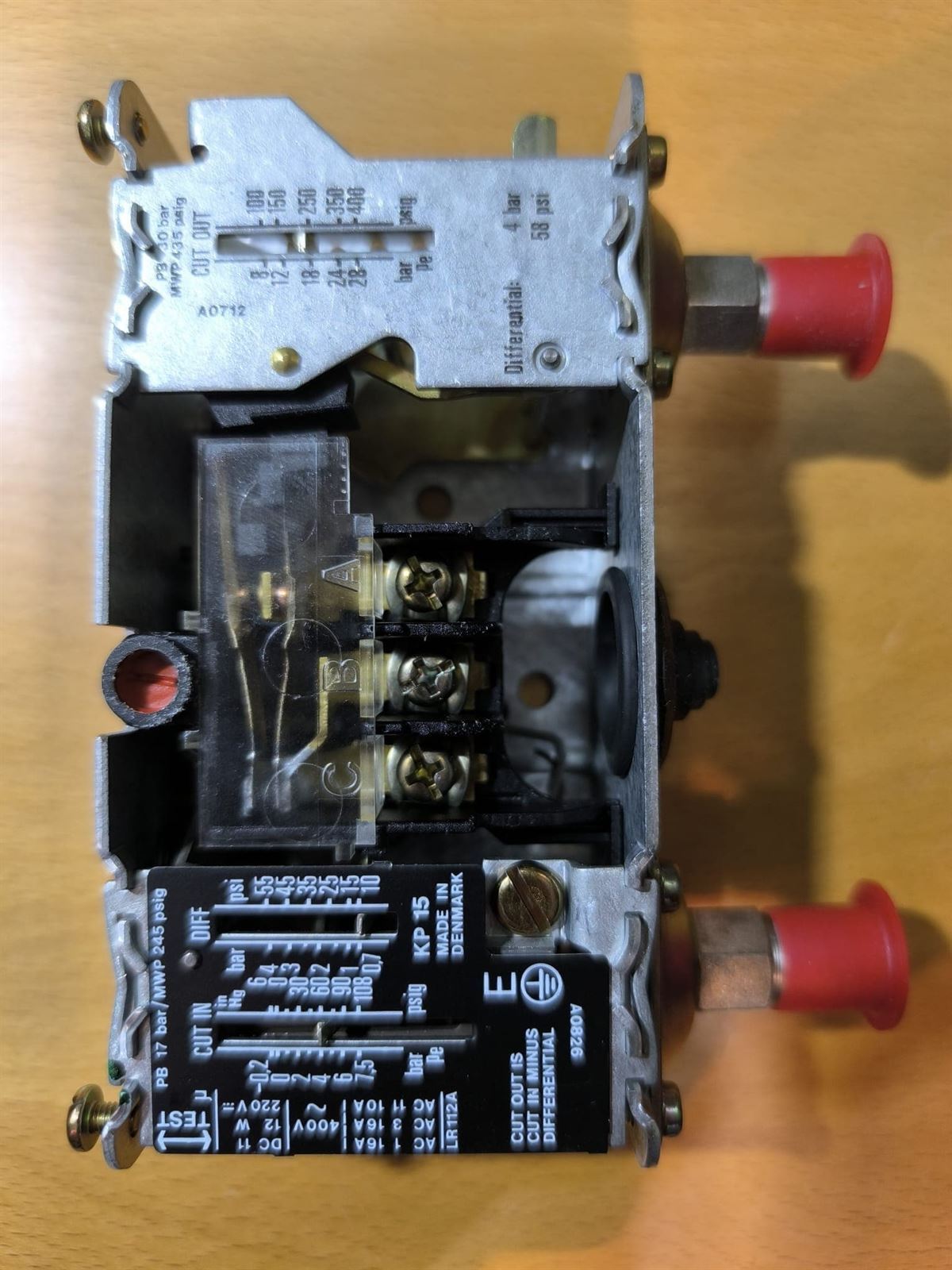 PRESOSTATO FRIGORIFICO ALTA / BAJA PRESION DANFOSS, KP15,  -0,2 / 7,5 BAR, 8 / 28 BAR, 1/4 SAE, 060-1241 - Imagen 1
