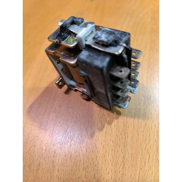 RELE TRIFASICO, 10 CONTACTOS, 220V, 16A, 8996698044600 - Imagen 1