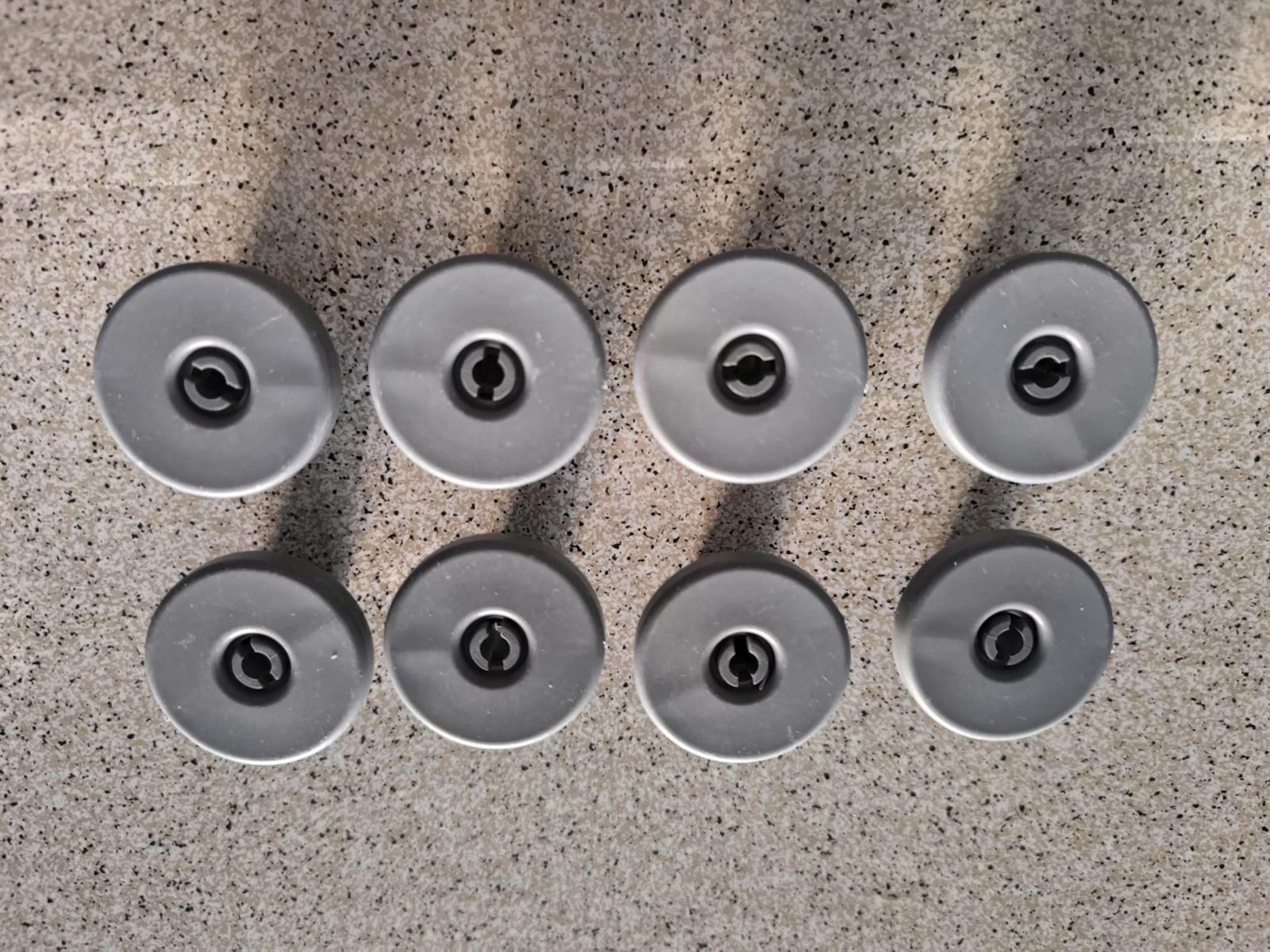 RUEDA CESTO INFERIOR LAVAVAJILLAS ELECTROLUX, AEG, 8 UNIDADES, DIAMETRO 40MM, GRIS, 50269970005 - Imagen 2