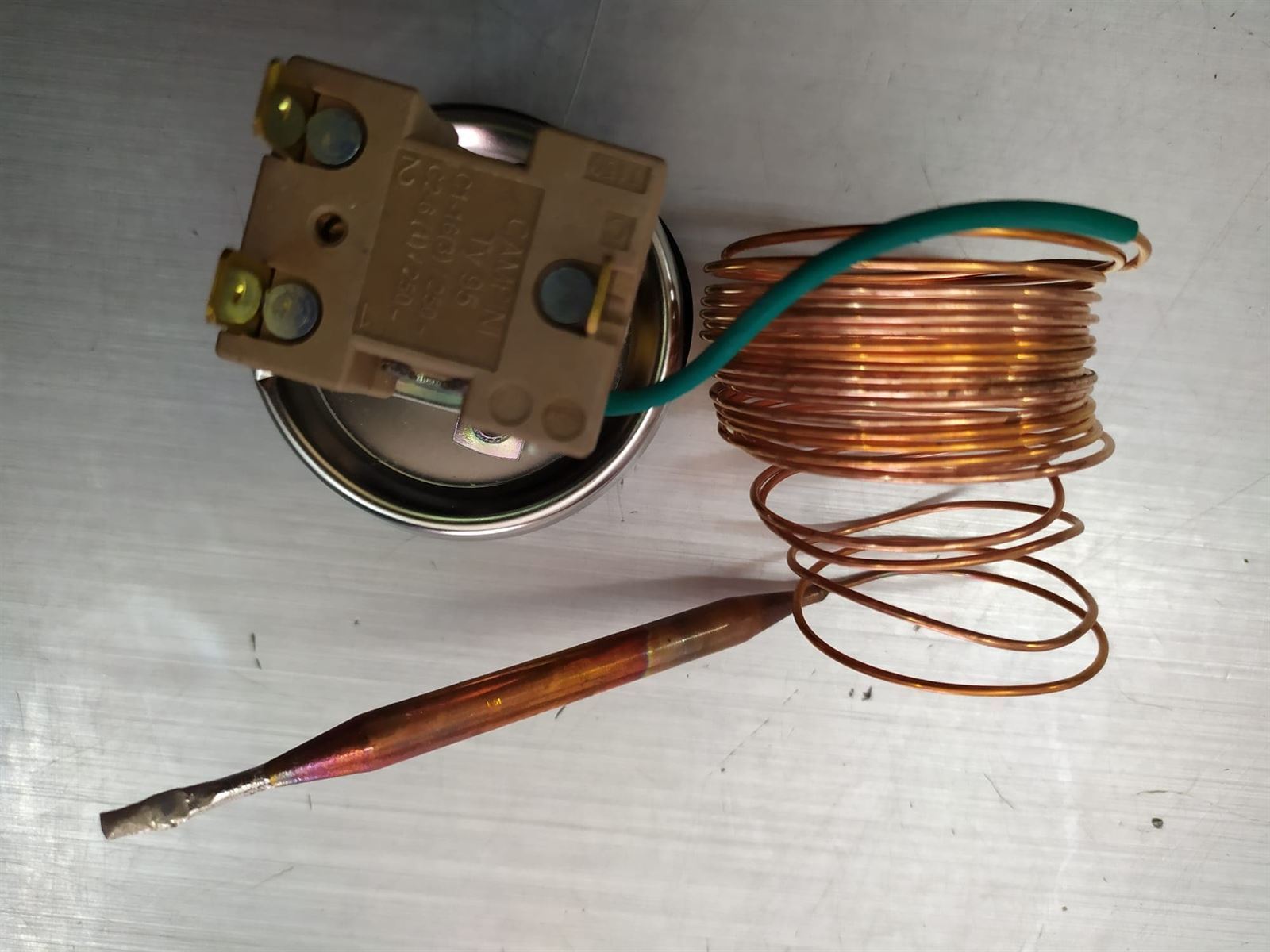 TERMOSTATO 90ºC, REGULABLE, BULBO 6MM, CAPILAR 3000 MM, 3 CONTACTOS, 16 A, 220V,  09310650 - Imagen 1