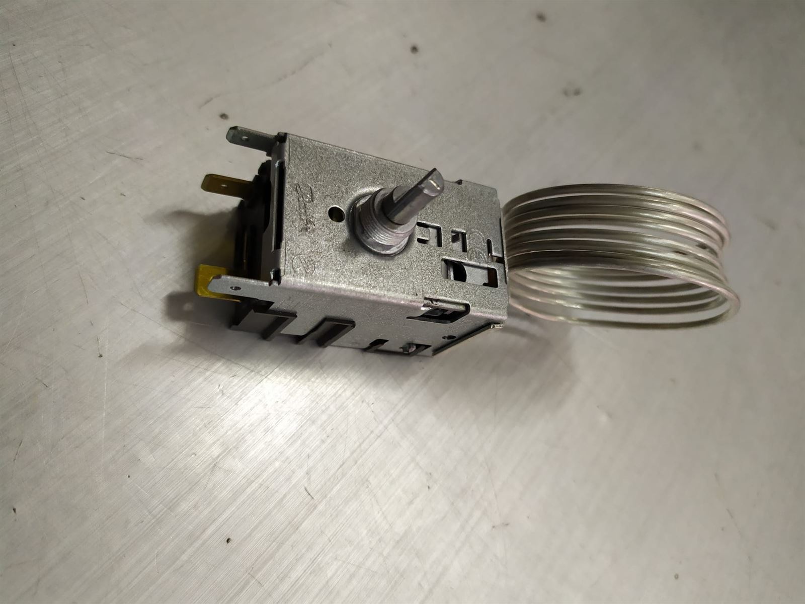 TERMOSTATO FRIGORIFICO EVAPORADOR CERRADO, UNA PUERTA, INDESIT, CAPILAR 1100 MM,  M189317, C00083250 - Imagen 1