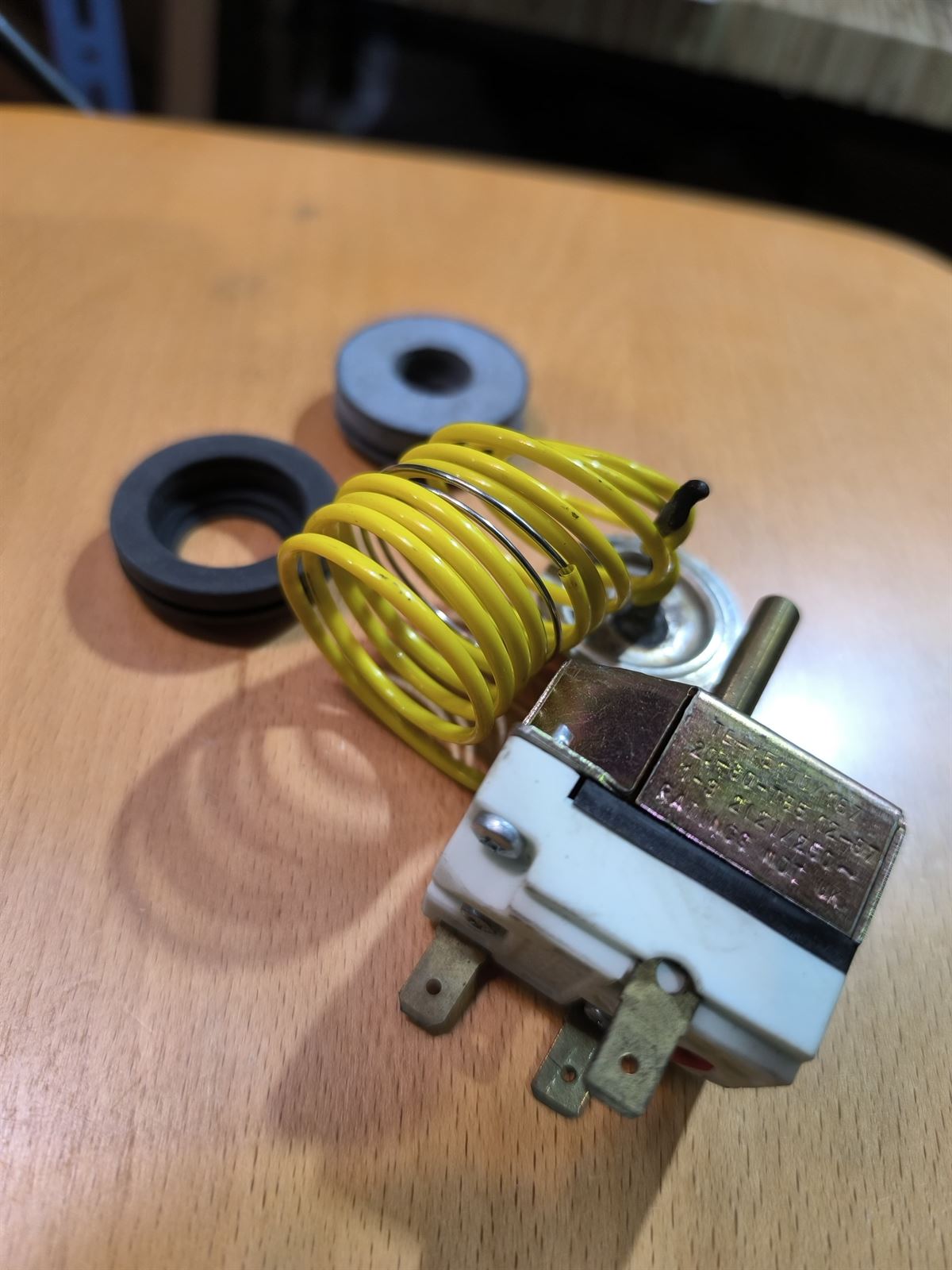 TERMOSTATO LAVADORA AEG, 0 /90ºC, 3 CONTACTOS, ROTATIVO, EJE 6MM, 8990306628001 - Imagen 1
