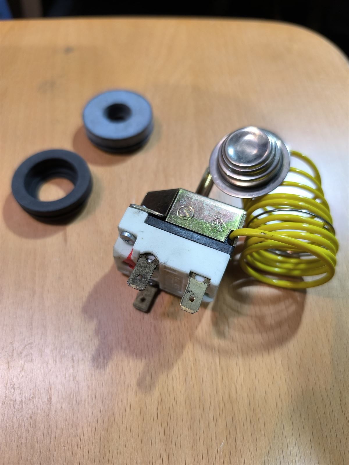 TERMOSTATO LAVADORA AEG, 0 /90ºC, 3 CONTACTOS, ROTATIVO, EJE 6MM, 8990306628001 - Imagen 2
