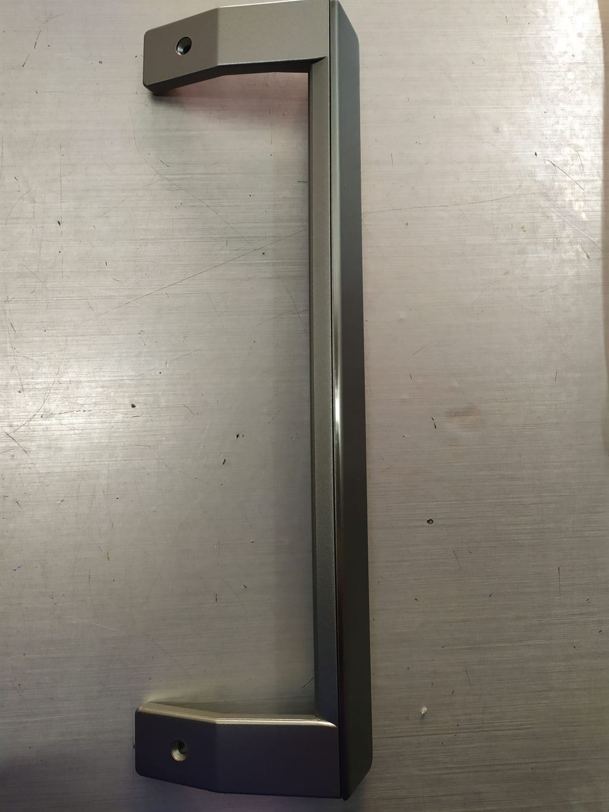 TIRADOR PUERTA FRIGORIFICO BEKO, CALIDAD ORIGINAL, METALIZADO, 325/295 MM,   5907610300 - Imagen 1