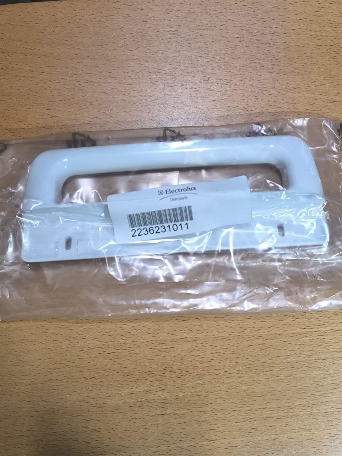 TIRADOR PUERTA FRIGORIFICO ZANUSSI, DISTANCIA TORNILLOS SUJECCION 133MM, RECAMBIO ORIGINAL,  2236231011 - Imagen 1