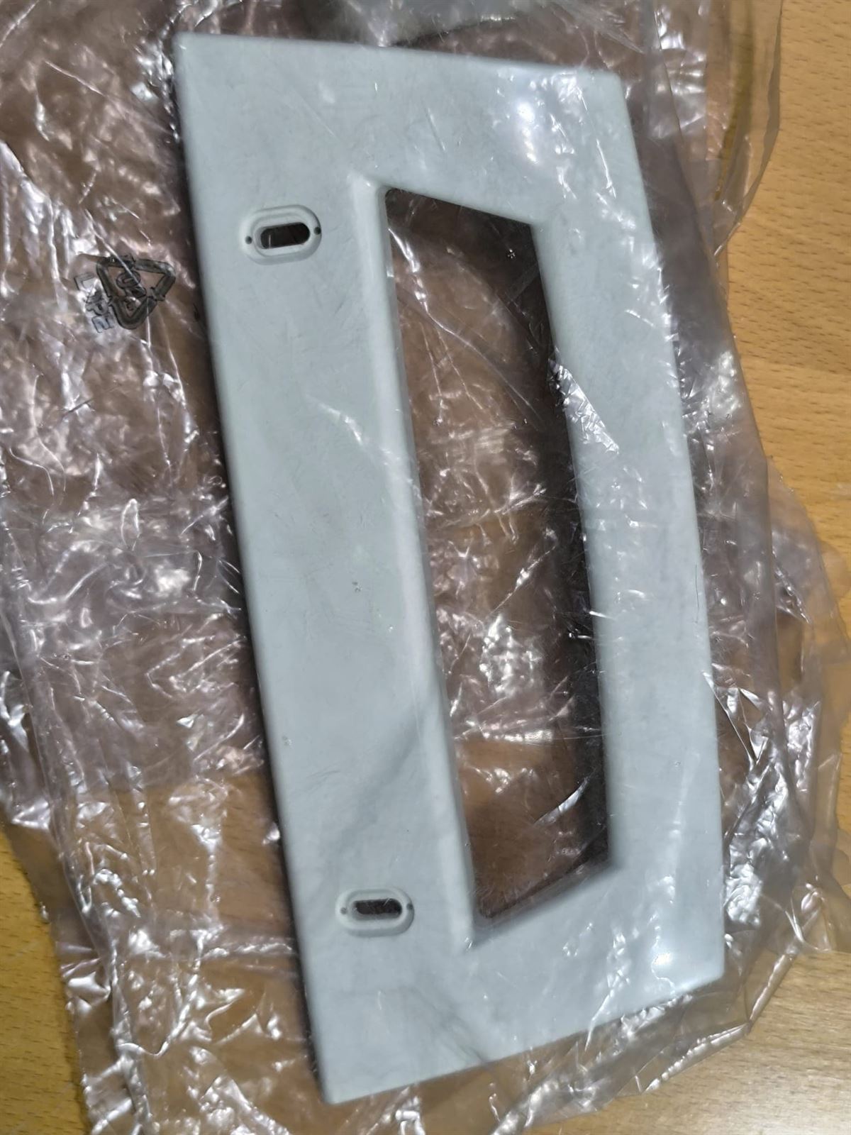 TIRADOR PUERTA FRIGORIFICO ZANUSSI, DISTANCIA TORNILLOS SUJECCION 133MM, RECAMBIO ORIGINAL, 2236290017 - Imagen 1