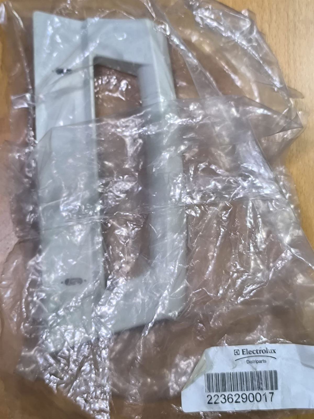 TIRADOR PUERTA FRIGORIFICO ZANUSSI, DISTANCIA TORNILLOS SUJECCION 133MM, RECAMBIO ORIGINAL, 2236290017 - Imagen 2