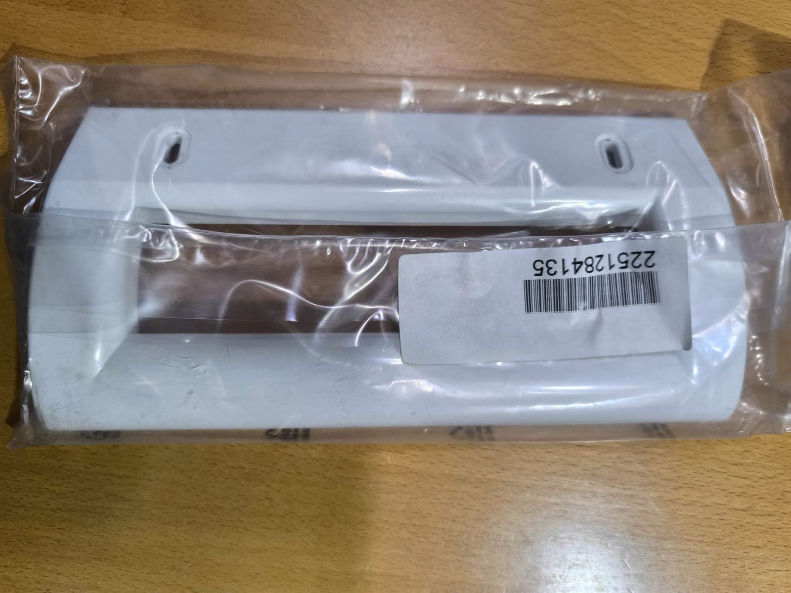 TIRADOR PUERTA FRIGORIFICO ZANUSSI, DISTANCIA TORNILLOS SUJECCION 133MM, RECAMBIO ORIGINAL, 2251284135 - Imagen 1