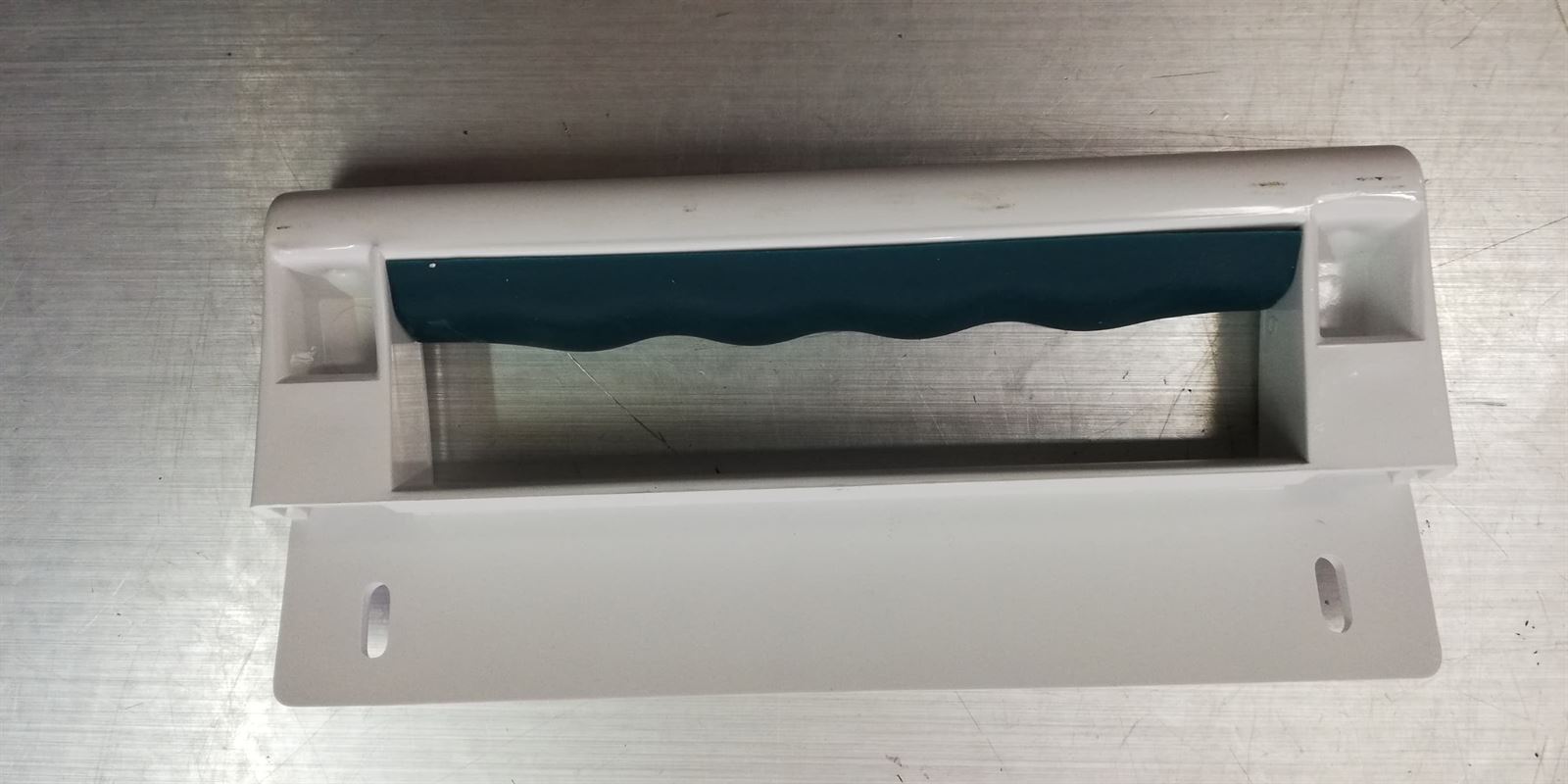 TIRADOR PUERTA FRIGORIFICO ZANUSSI, RECAMBIO ALTERNATIVO, distancia entre tornillos 132mm,  A144788 - Imagen 1