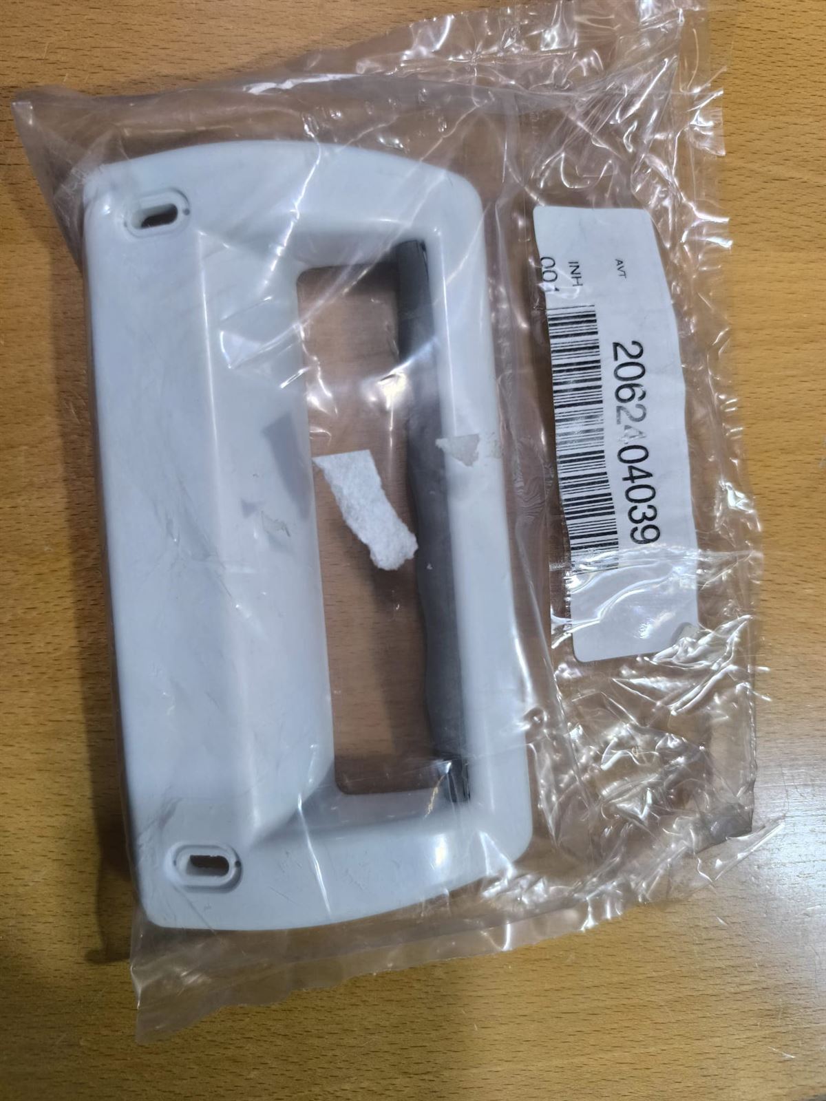 TIRADOR PUERTA FRIGORÍFICO ZANUSSI, RECAMBIO ORIGINAL, MODELOS ZFC, ZFD, ZFT, ZVF, tirador sin tapon, (referencia tapon tornillo 2230030013 ) MEDIDAS 160X85MM, ANCLAJE 132MM, 2062404039 - Imagen 1