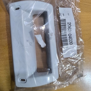 TIRADOR PUERTA FRIGORÍFICO ZANUSSI, RECAMBIO ORIGINAL, MODELOS ZFC, ZFD, ZFT, ZVF, tirador sin tapon, (referencia tapon tornillo 2230030013 ) MEDIDAS 160X85MM, ANCLAJE 132MM, 2062404039 - Imagen 1